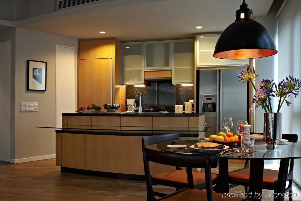 E&O Residences กัวลาลัมเปอร์ ภายนอก รูปภาพ A kitchen in a serviced apartment in Singapore