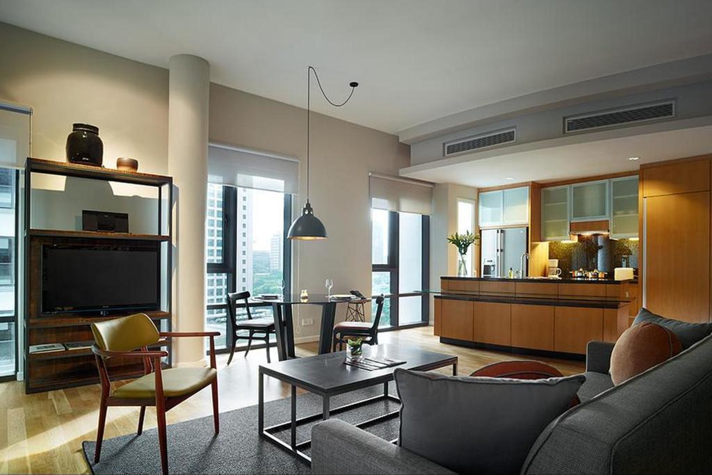 E&O Residences กัวลาลัมเปอร์ ภายนอก รูปภาพ A living room in a serviced apartment in Singapore