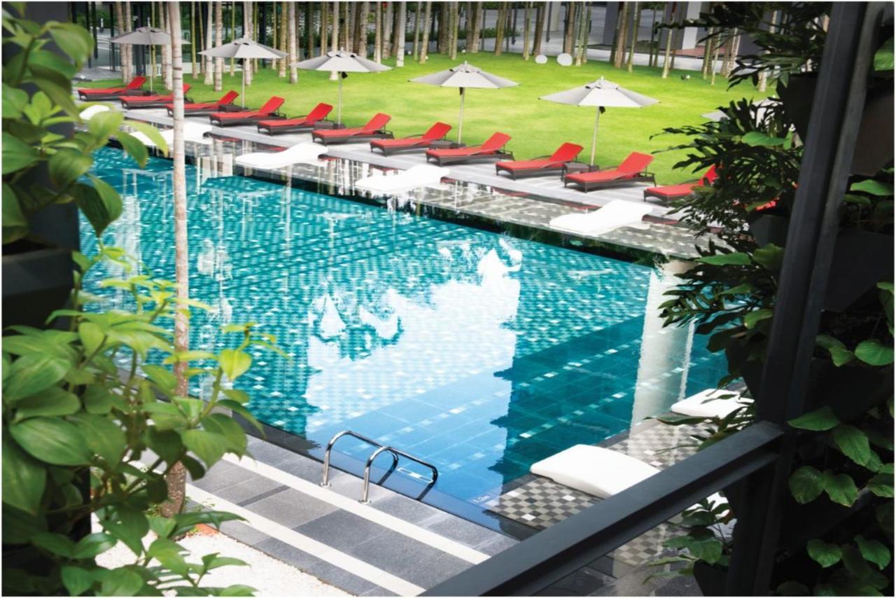 E&O Residences กัวลาลัมเปอร์ ภายนอก รูปภาพ The swimming pool at the hotel